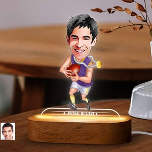 Ciondolo da calcio con caricatura a LED personalizzata con supporto in legno naturale, regalo di anniversario, luce notturna a LED con caricatura personalizzata