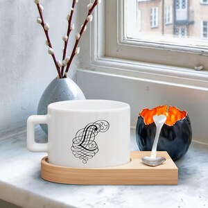 Ensemble de tasses à café et à thé avec lettre de calligraphie personnalisée avec soucoupe en bois, ensemble de tasses à café et cuillère à café personnalisées, tasse à thé, cadeau d'anniversaire