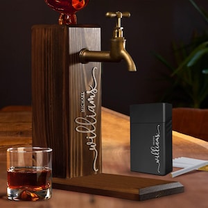 Distributore di whisky in legno con nome in rilievo personalizzato e porta sigarette con incisione laser, set regalo, fontana per bevande alcoliche, regalo per lui