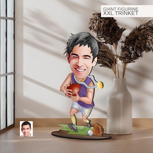 Figurina di grandi dimensioni personalizzata in legno 3D con personaggio dei cartoni animati del football americano, ritratto caricaturale, regalo per lui, arredamento per la casa, regalo di compleanno