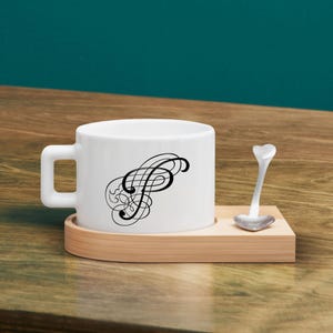 Juego de taza de café y té con letras caligráficas personalizadas con platillo de madera, juego de taza de café con platillo y cuchara personalizados, taza de té, regalo de aniversario
