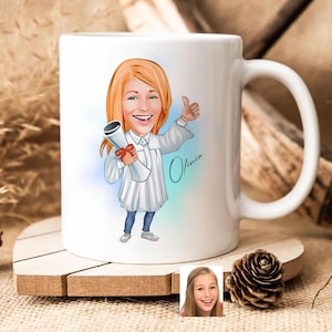 Gepersonaliseerde koffiemok met karikatuur portrettekening afstuderen, aangepaste cartoon koffiemok, gekleurde mok, kopje thee, cadeau voor haar