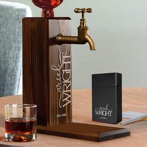 Distributore di whisky in legno con nome in rilievo personalizzato e porta sigarette con incisione laser, set regalo, fontana per bevande alcoliche, regalo per lui
