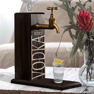 Personalisierter geprägter Name Holzwodkaspender, Holzspender, Spender für alkoholische Getränke, Whiskybrunnen, Getränkespender