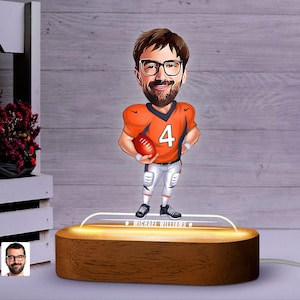 Ciondolo da calcio con caricatura a LED personalizzata con supporto in legno naturale, regalo di anniversario, luce notturna a LED con caricatura personalizzata