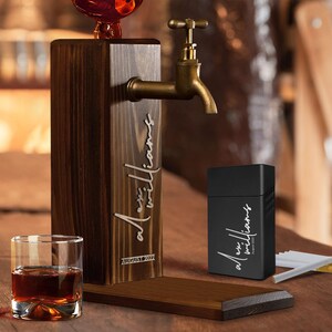 Distributore di whisky in legno con nome in rilievo personalizzato e porta sigarette con incisione laser, set regalo, fontana per bevande alcoliche, regalo per lui