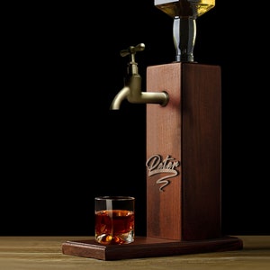 Kundengerechter geprägter Name hölzerner Whisky-Spender, hölzerner Spender, Schnapsspender, Whisky-Brunnen, Getränkespender, Getränkespender