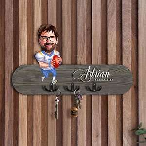 Organizer per ingresso in legno 3D personalizzato con cartone animato di football americano, portachiavi in legno, regalo di inaugurazione della casa, disegno di caricatura personalizzato