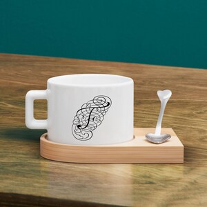 Ensemble de tasses à café et à thé avec lettre de calligraphie personnalisée avec soucoupe en bois, ensemble de tasses à café et cuillère à café personnalisées, tasse à thé, cadeau d'anniversaire