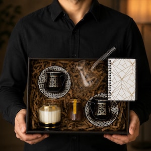 Cofanetto regalo di lusso per caffè turco, con tazze da caffè, cezve in vetro, caffè macinato, candela e quaderno. Un regalo perfetto per lei e per lui.