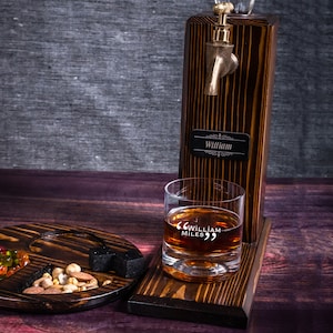 Spersonalizowany luksusowy zestaw upominkowy z whisky, spersonalizowany stojak na napoje z naturalnego drewna, talerz do serwowania whisky, szklanka do whisky, kamienie do whisky