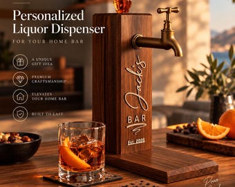 Peut inclure: Un distributeur de boissons en bois foncé avec un robinet en laiton, portant l'inscription "Jack's BAR Est. 2026". Il est surmonté d'une bouteille en verre ambré et accompagné d'un verre contenant un liquide ambré, de la glace et une tranche d'orange.