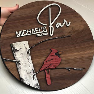 Personalisiertes Bar Schild mit Kardinalvogel Design, rundes Holzschild, Whiskybar Decor, Benutzerdefiniertes Schild, Hausbar, Männerhöhle, Pub, Kellerbar