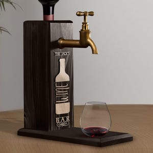 Personalisierte geprägte Name Holz Wein Spender, Holz Spender, Spender für alkoholische Getränke, Whisky Brunnen, Getränke Spender