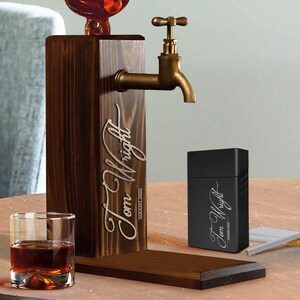 Distributore di whisky in legno con nome in rilievo personalizzato e porta sigarette con incisione laser, set regalo, fontana per bevande alcoliche, regalo per lui