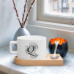 Ensemble de tasses à café et à thé avec lettre de calligraphie personnalisée avec soucoupe en bois, ensemble de tasses à café et cuillère à café personnalisées, tasse à thé, cadeau d'anniversaire