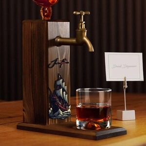 Whiskydispenser in piratenschipstijl, grenenhouten standaard met optionele gepersonaliseerde naam in reliëf. afbeelding 5