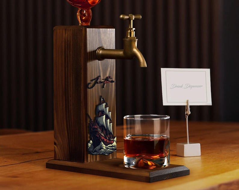 Whiskydispenser in piratenschipstijl, grenenhouten standaard met optionele gepersonaliseerde naam in reliëf. afbeelding 5