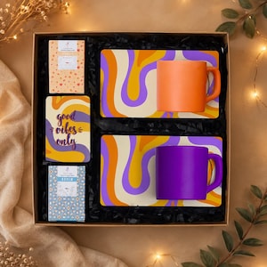 Confezione regalo con 2 tazze da caffè turco colorate, vassoi in legno e caffè turco aromatizzato.