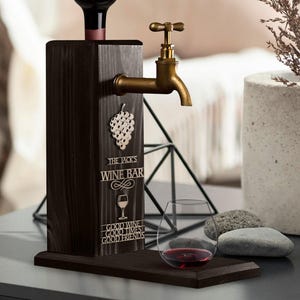 Personalisierte geprägte Name Holz Wein Spender, Holz Spender, Spender für alkoholische Getränke, Whisky Brunnen, Getränke Spender