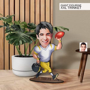 Figurina di grandi dimensioni personalizzata in legno 3D con personaggio dei cartoni animati del football americano, ritratto caricaturale, regalo per lui, arredamento per la casa, regalo di compleanno