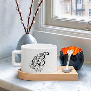 Ensemble de tasses à café et à thé avec lettre de calligraphie personnalisée avec soucoupe en bois, ensemble de tasses à café et cuillère à café personnalisées, tasse à thé, cadeau d'anniversaire