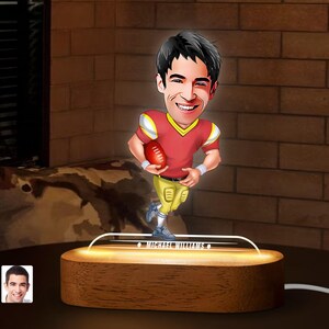 Ciondolo da calcio con caricatura a LED personalizzata con supporto in legno naturale, regalo di anniversario, luce notturna a LED con caricatura personalizzata