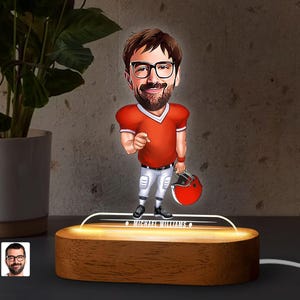 Ciondolo da calcio con caricatura a LED personalizzata con supporto in legno naturale, regalo di anniversario, luce notturna a LED con caricatura personalizzata