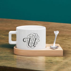 Ensemble de tasses à café et à thé avec lettre de calligraphie personnalisée avec soucoupe en bois, ensemble de tasses à café et cuillère à café personnalisées, tasse à thé, cadeau d'anniversaire