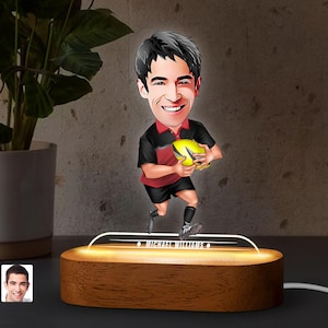 Ciondolo da calcio con caricatura a LED personalizzata con supporto in legno naturale, regalo di anniversario, luce notturna a LED con caricatura personalizzata