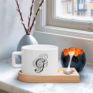 Ensemble de tasses à café et à thé avec lettre de calligraphie personnalisée avec soucoupe en bois, ensemble de tasses à café et cuillère à café personnalisées, tasse à thé, cadeau d'anniversaire