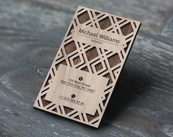 Op de afbeelding: Een houten visitekaartje met een geometrisch patroon en de tekst "Michael Williams, Manager, 123 Main Street, New York City, NY 10001, +1 212 555 00 00".