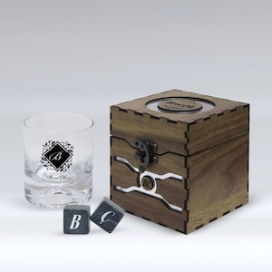 Personalisierte Whiskygläser Set mit Whiskysteinen und Holzkiste. Besondere Geschenkbox. Spezielles Whisky Set Geschenk für Trauzeuge.