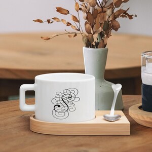 Ensemble de tasses à café et à thé avec lettre de calligraphie personnalisée avec soucoupe en bois, ensemble de tasses à café et cuillère à café personnalisées, tasse à thé, cadeau d'anniversaire