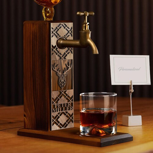 Dispensador de whisky de madera personalizado con nombre en relieve, dispensador de madera, dispensador de licores, fuente de whisky, dispensador de bebidas, dispensador de bebidas