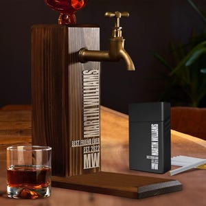 Distributore di whisky in legno con nome in rilievo personalizzato e porta sigarette con incisione laser, set regalo, fontana per bevande alcoliche, regalo per lui