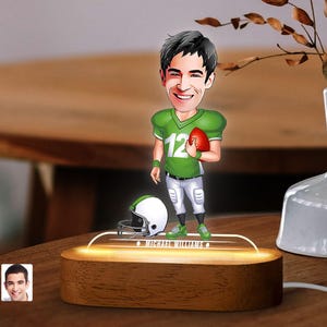 Ciondolo da calcio con caricatura a LED personalizzata con supporto in legno naturale, regalo di anniversario, luce notturna a LED con caricatura personalizzata