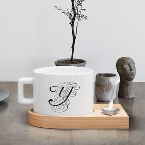 Ensemble de tasses à café et à thé avec lettre de calligraphie personnalisée avec soucoupe en bois, ensemble de tasses à café et cuillère à café personnalisées, tasse à thé, cadeau d'anniversaire