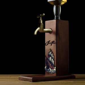 Whiskydispenser in piratenschipstijl, grenenhouten standaard met optionele gepersonaliseerde naam in reliëf. afbeelding 3