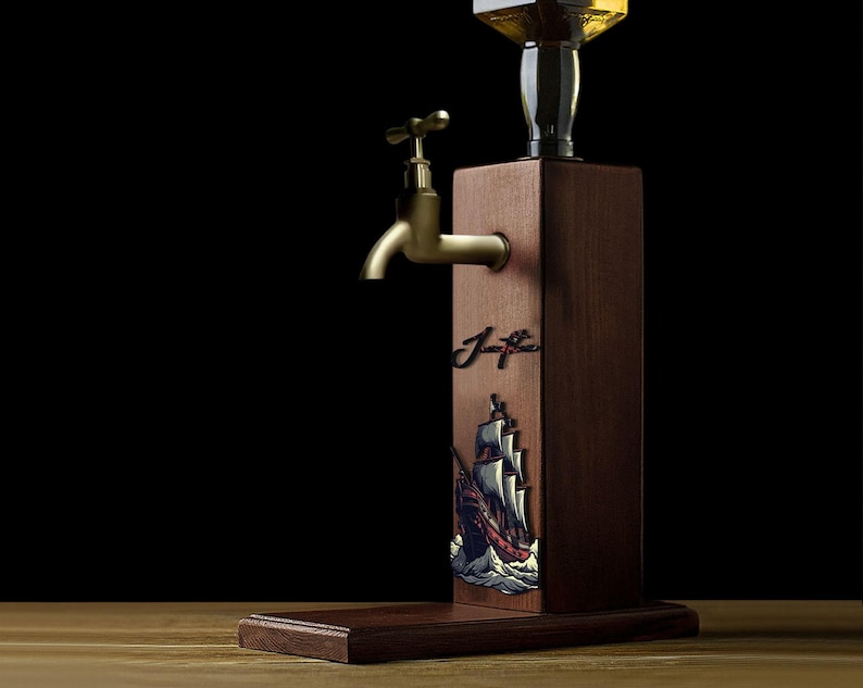 Whiskydispenser in piratenschipstijl, grenenhouten standaard met optionele gepersonaliseerde naam in reliëf. afbeelding 3