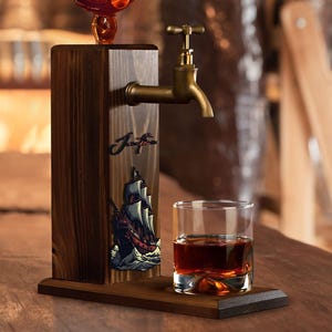 Whiskydispenser in piratenschipstijl, grenenhouten standaard met optionele gepersonaliseerde naam in reliëf. afbeelding 7