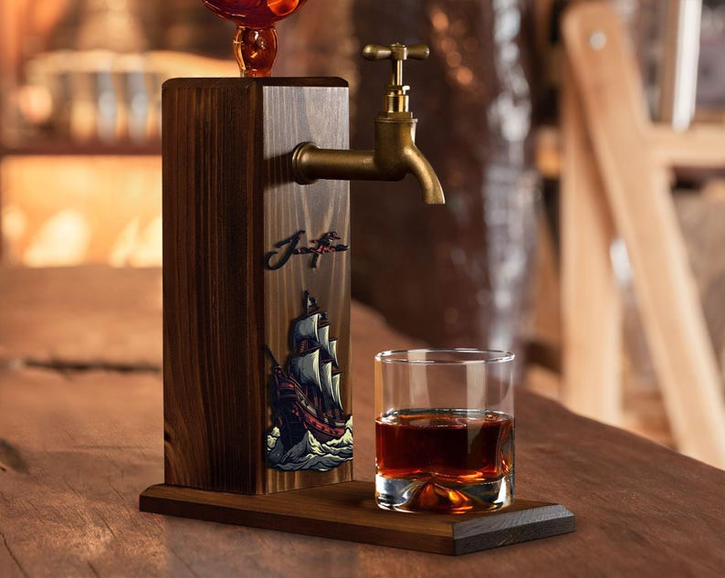Whiskydispenser in piratenschipstijl, grenenhouten standaard met optionele gepersonaliseerde naam in reliëf. afbeelding 7