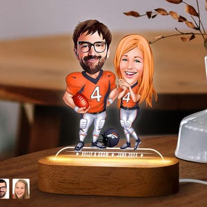 Ciondolo a forma di famiglia di football con cartone animato a LED personalizzato con supporto in legno naturale, regalo di anniversario, luce a LED con ritratto di caricatura personalizzata