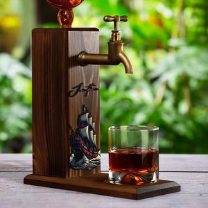 Whiskydispenser in piratenschipstijl, grenenhouten standaard met optionele gepersonaliseerde naam in reliëf. afbeelding 6