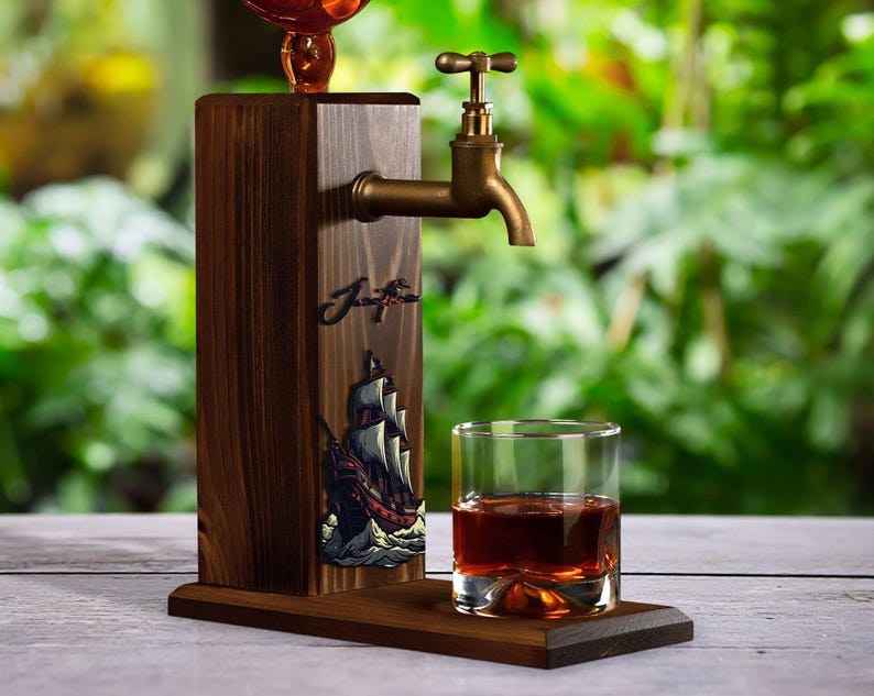 Whiskydispenser in piratenschipstijl, grenenhouten standaard met optionele gepersonaliseerde naam in reliëf. afbeelding 6