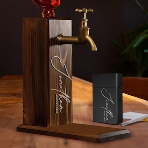 Distributore di whisky in legno con nome in rilievo personalizzato e porta sigarette con incisione laser, set regalo, fontana per bevande alcoliche, regalo per lui