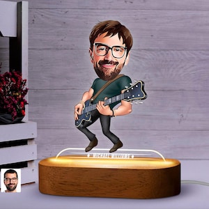 Personalisierte LED-Licht Cartoon Gitarrist Musiker Figur mit natürlichen Holzständer, Geschenk für ihn, benutzerdefinierte Cartoon Portrait LED-Nachtlicht