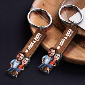 Schlüsselanhänger mit personalisiertem Namen, Datum und Cartoon, Valentinstagsgeschenk, benutzerdefinierter Schlüsselanhänger, Geschenk für Freunde, Geschenk für Freundin, Geschenk zum Jahrestag