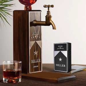 Distributore di whisky in legno con nome in rilievo personalizzato e porta sigarette con incisione laser, set regalo, fontana per bevande alcoliche, regalo per lui