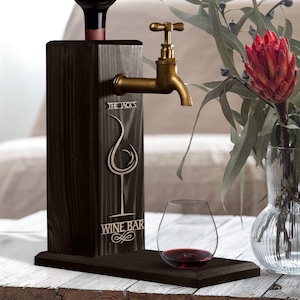 Personalisierte geprägte Name Holz Wein Spender, Holz Spender, Spender für alkoholische Getränke, Whisky Brunnen, Getränke Spender